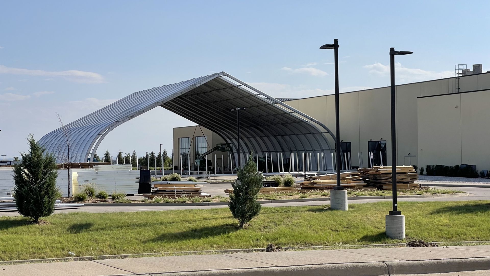 Large arched clearspan structure on a city lot